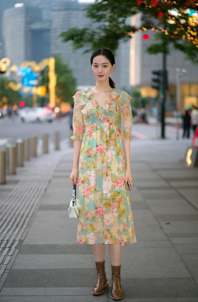 小个子高端气质裙子配平底鞋,裙子不一定要配高跟鞋