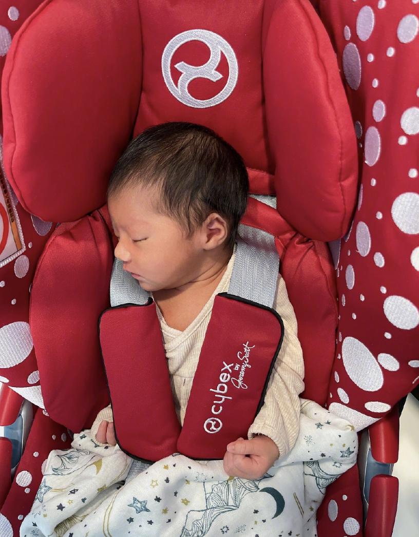 姜潮抱娃,姜潮抱儿子