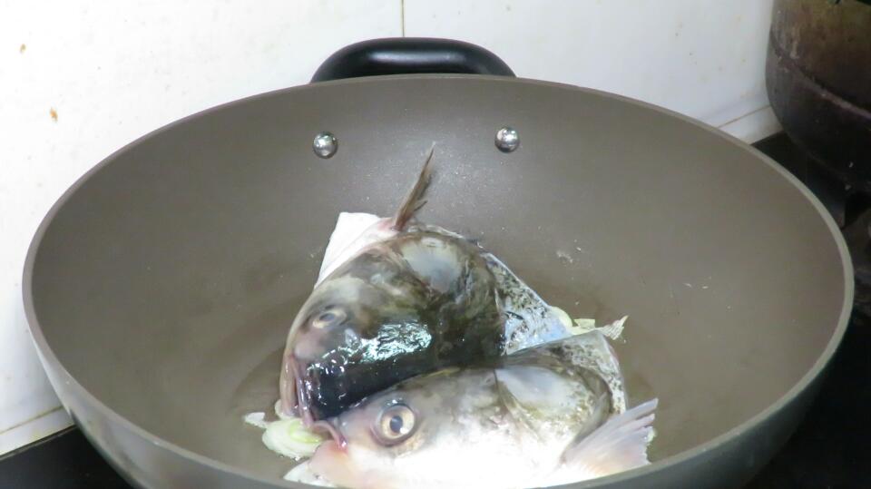 鱼头这样做太香了不煎不炸不炖汤,用鱼头做鱼头豆腐汤前如何处理