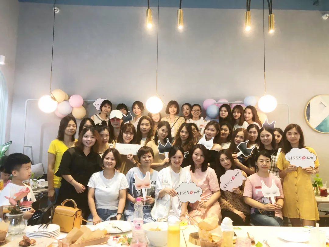 在朋友圈以外，微商是如何工作的？我采访了收入百万的她