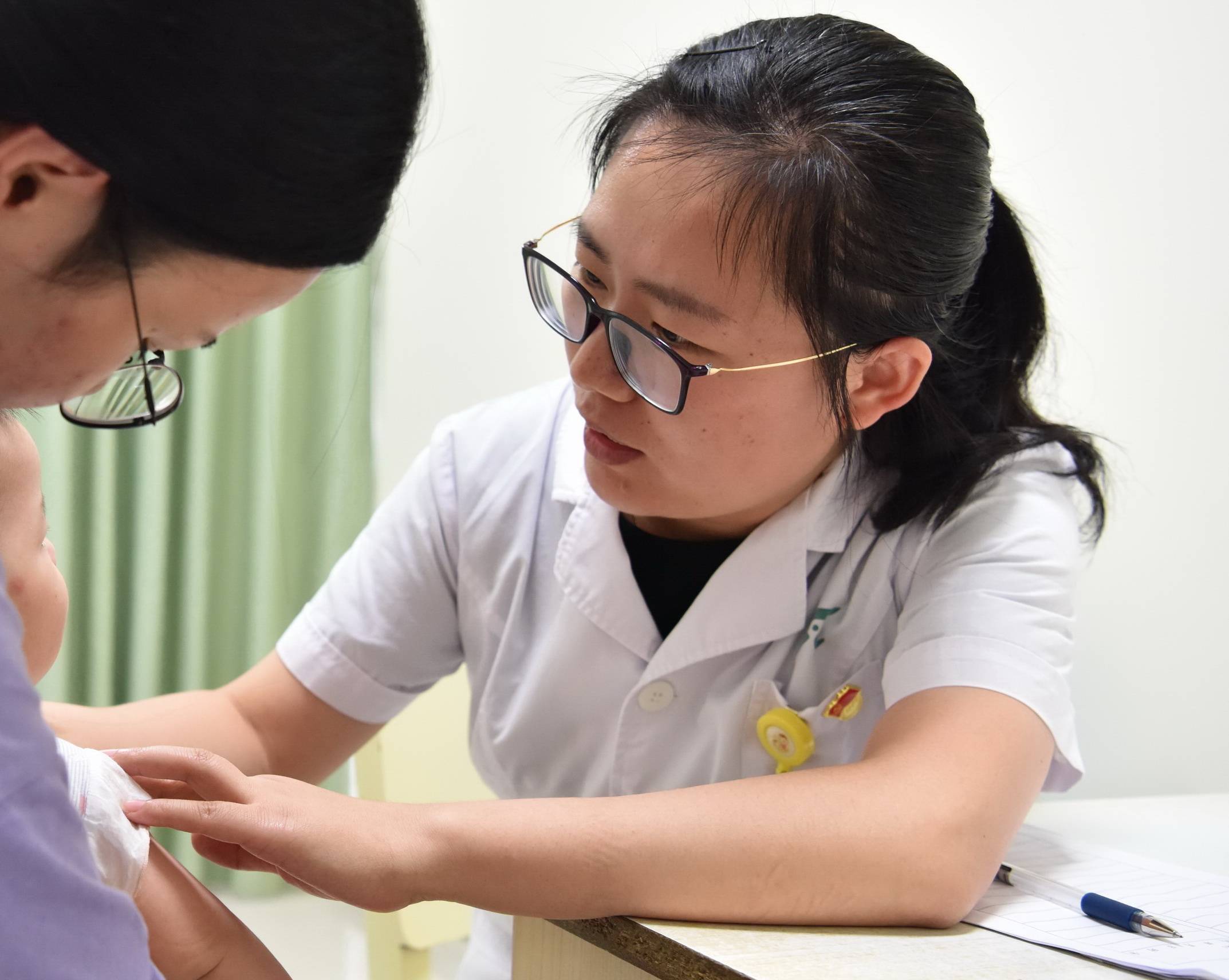 宝宝泡艾叶身上脸上起红疹子,宝宝身上起红疹能用艾叶水洗澡吗