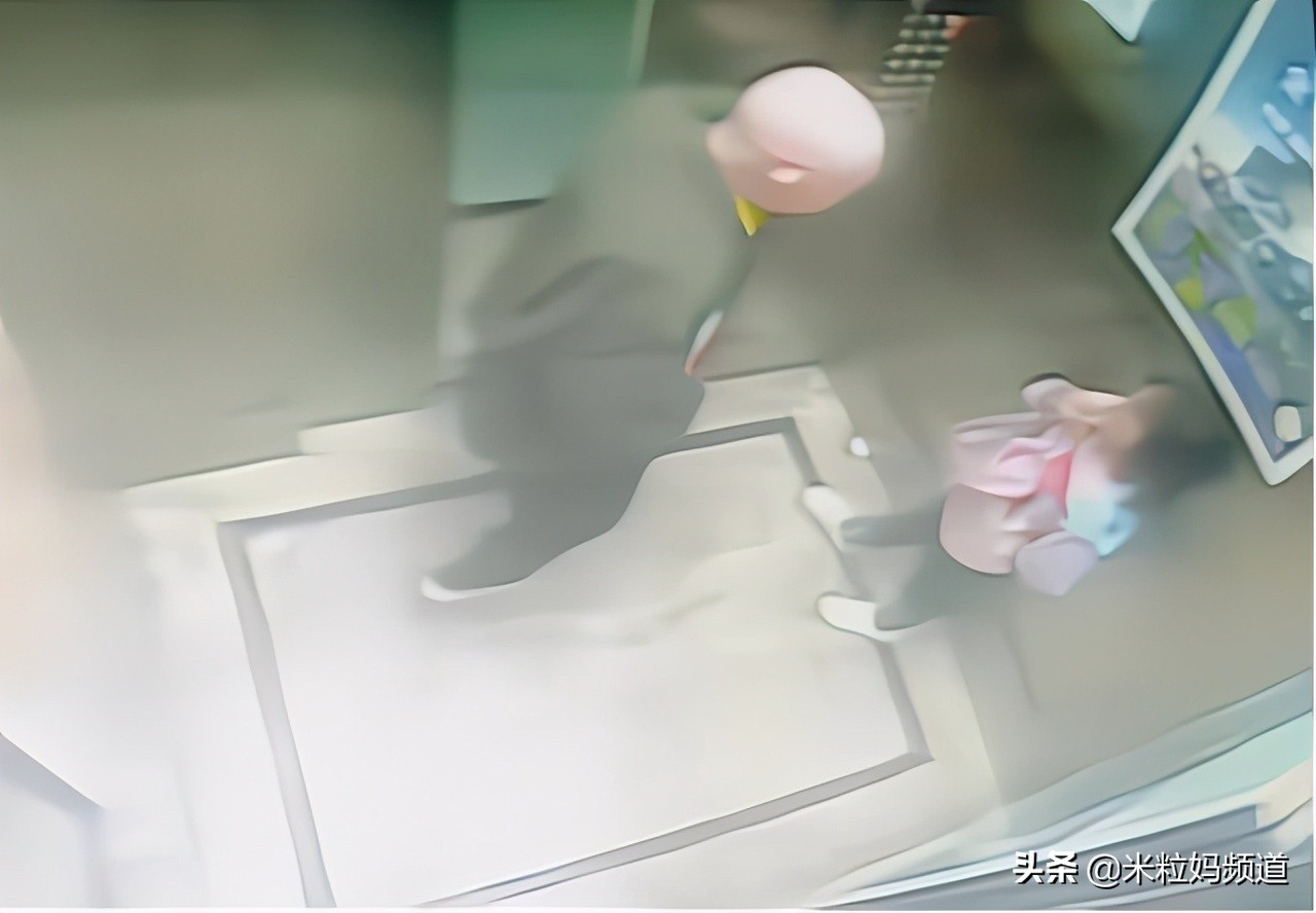 电梯9岁女孩机智自救,女人电梯自救