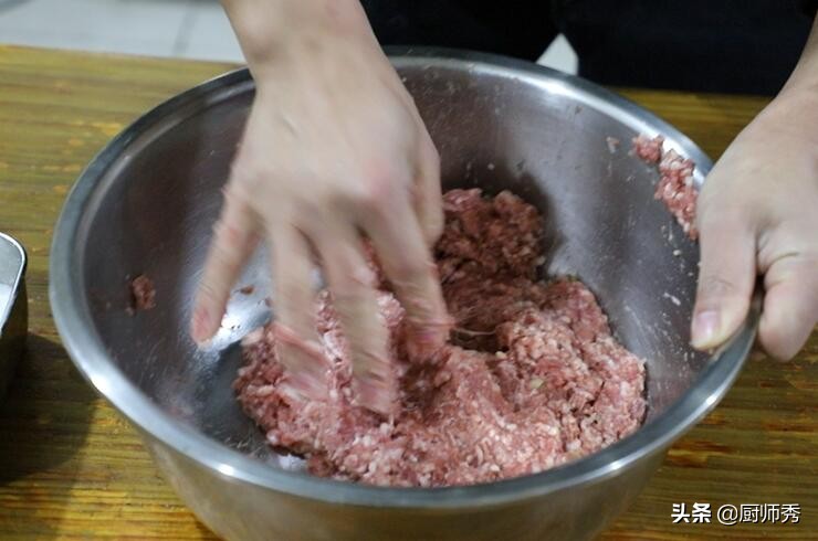 大厨做汆牛肉丸子怎么调馅,汆牛肉丸子的做法厨师