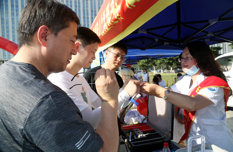 关爱军人家属关爱退役军人,尊崇退役军人关爱老兵健康