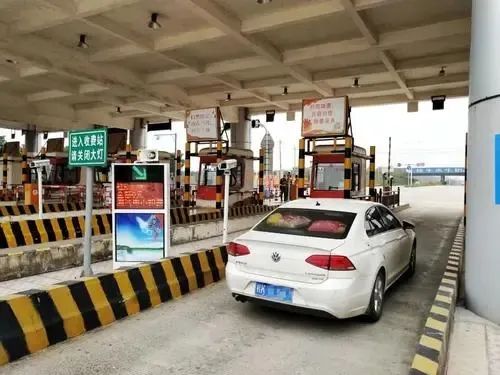 下高速忘记给卡缴费怎么办,下高速没有收费卡没收走怎么办