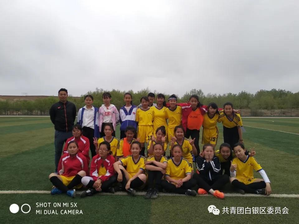 体育公益金助力足球,体育器材捐赠中学生