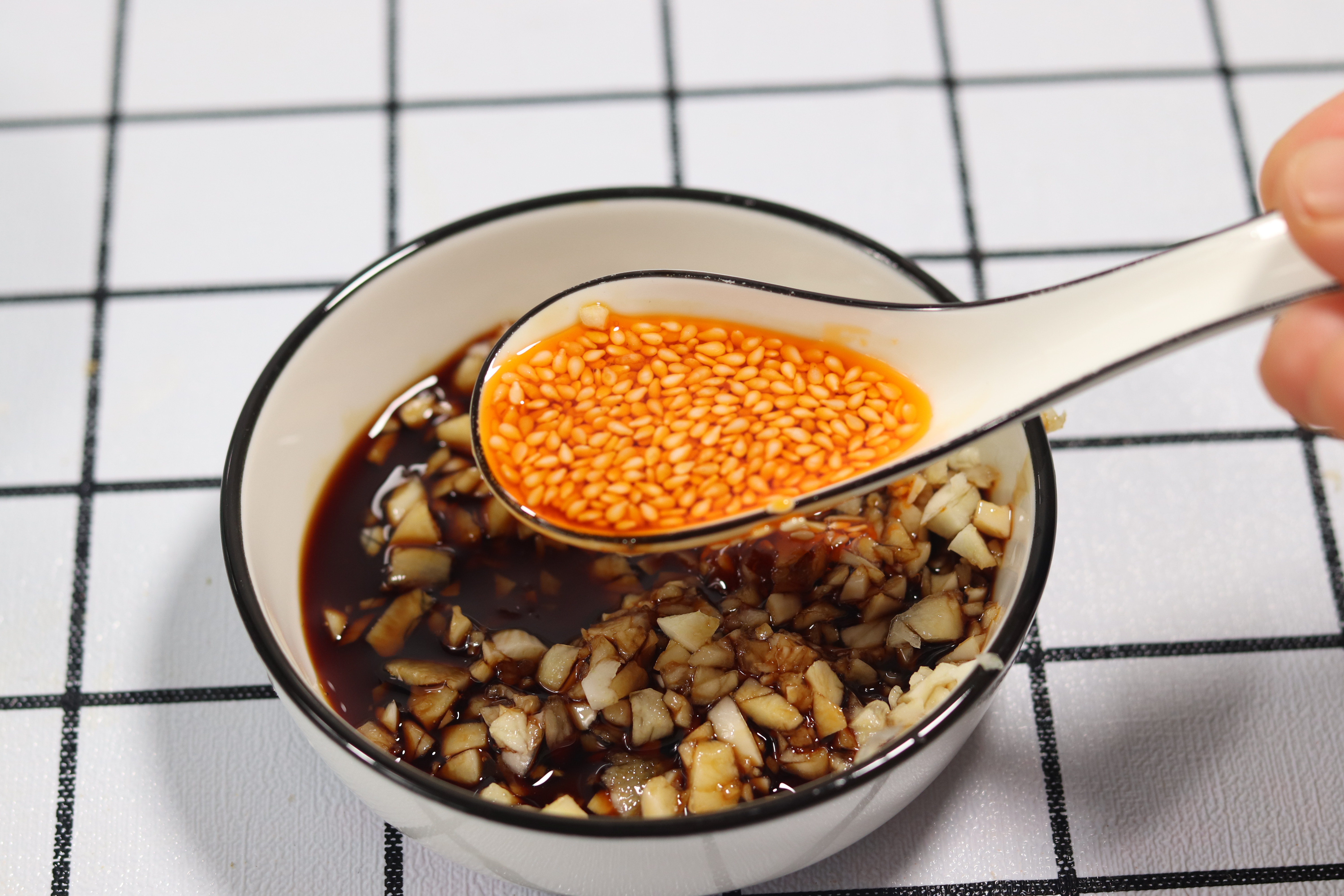 切皮蛋总粘刀，拌豆腐又出水？记住一招，教你做出完美皮蛋豆腐