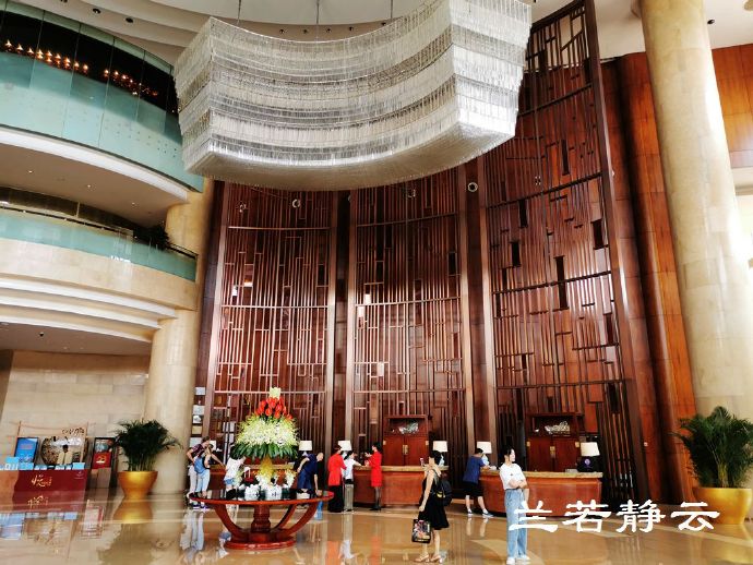 厦门源昌凯宾斯基吃一顿饭多少钱,厦门源昌凯宾斯基酒店大堂