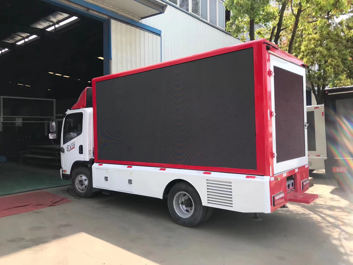 led广告宣传车厂商定制,led彩屏广告车哪里有