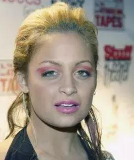 化着不适合自己的网红妆,妆感很重的网红妆