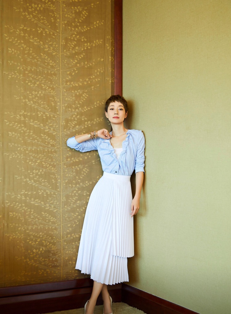 马伊琍简直是气质女神，墨绿色雪纺衫配半裙，尽显知性优雅感