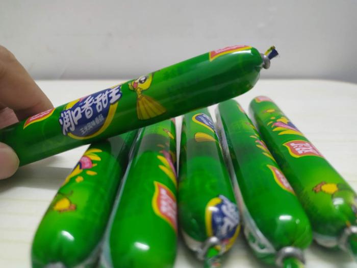 许多人不知道，火腿肠金属环下有个“小机关”，一拉就开，超容易