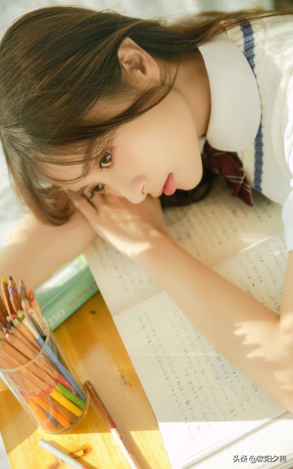 女人撩你往往会有以下这几种暗示,女生对喜欢的人来撩她有什么回应