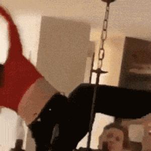 搞笑GIF趣图：是谁？把我的足球换成实心的了？疼啊