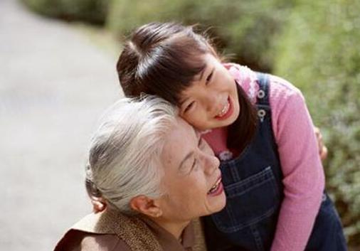 奶奶推巨型婴儿车,奶奶推婴儿车的视频