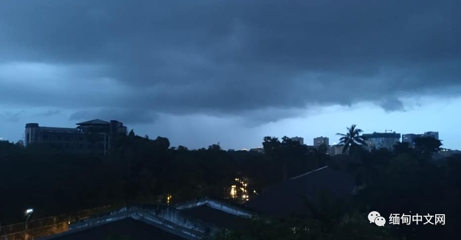 仰光雷雨，积水没过大腿，不少车子在水中“游”