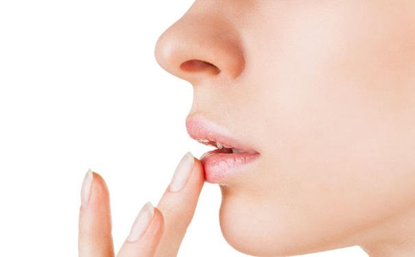 嘴唇干裂起泡是哪里上火了,嘴唇上火起泡快速消除红霉素软膏