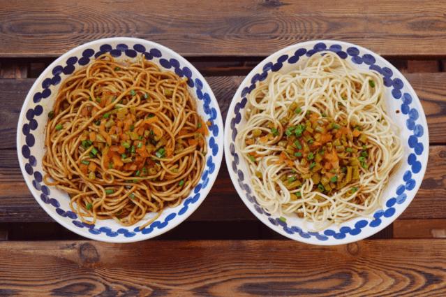 武汉姑娘摆摊做汉堡,武汉自己在家做美食