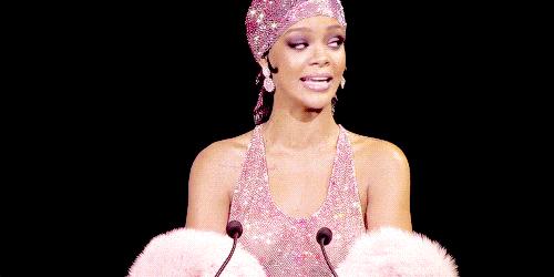 蕾哈娜靠唱歌一年能挣多少钱,山东天后蕾哈娜走马现场版