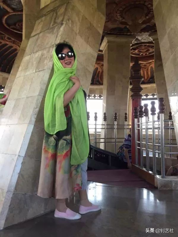 大妈旅游拍照姿势大全高级感,中国大妈旅游团拍照