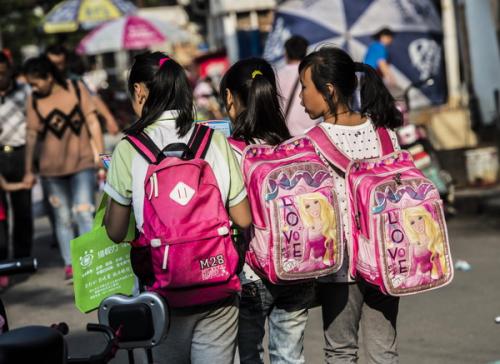 家长应该背书包吗,家长替孩子背书包是溺爱