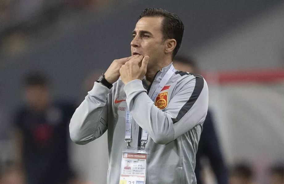 输球不输形象！卡帅“口哨”式指挥很有范，迷之微笑意味深长