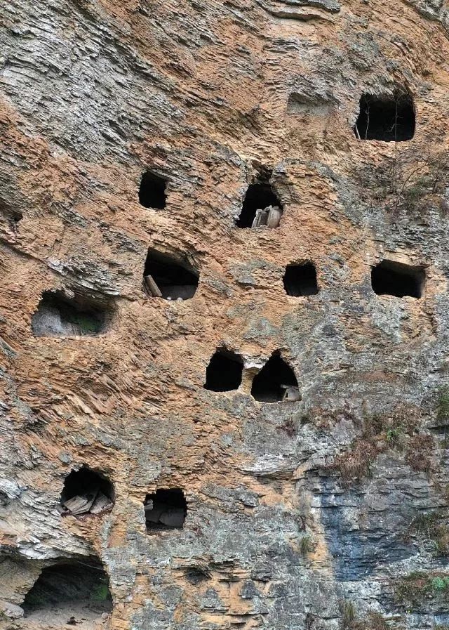 打卡秭归磨坪杨林村悬棺群,秭归县磨坪乡悬棺千古之谜