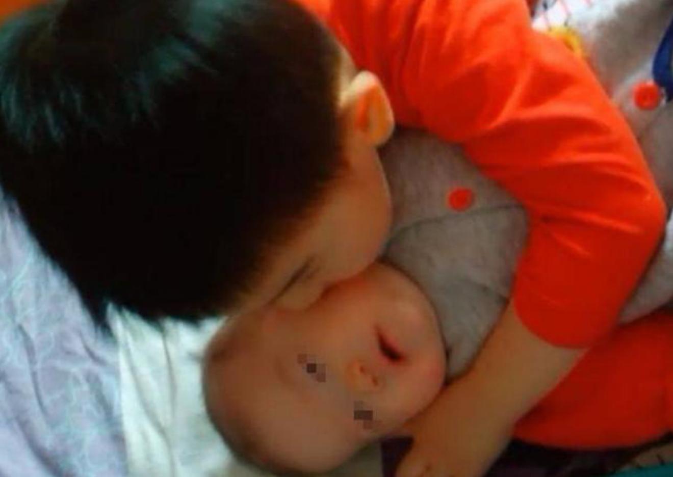 “你怎么下得了手”，妹妹被哥哥掐得浑身是伤，宝妈质问反遭打脸