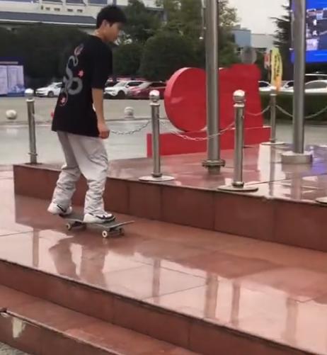 耐克限定款？四川一小伙鞋子破损拿去补，大爷用轮胎补鞋意外的潮