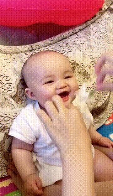 宝宝笑得少担心发育迟缓,宝宝为何迟迟笑不出声