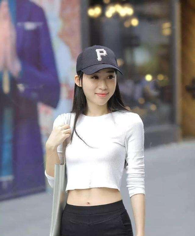 喇叭裤怎么穿搭更好看,穿搭打底裤尽显时尚美感