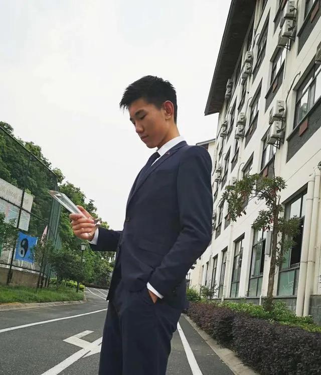 那个知名育儿博主的儿子，在美国自杀了