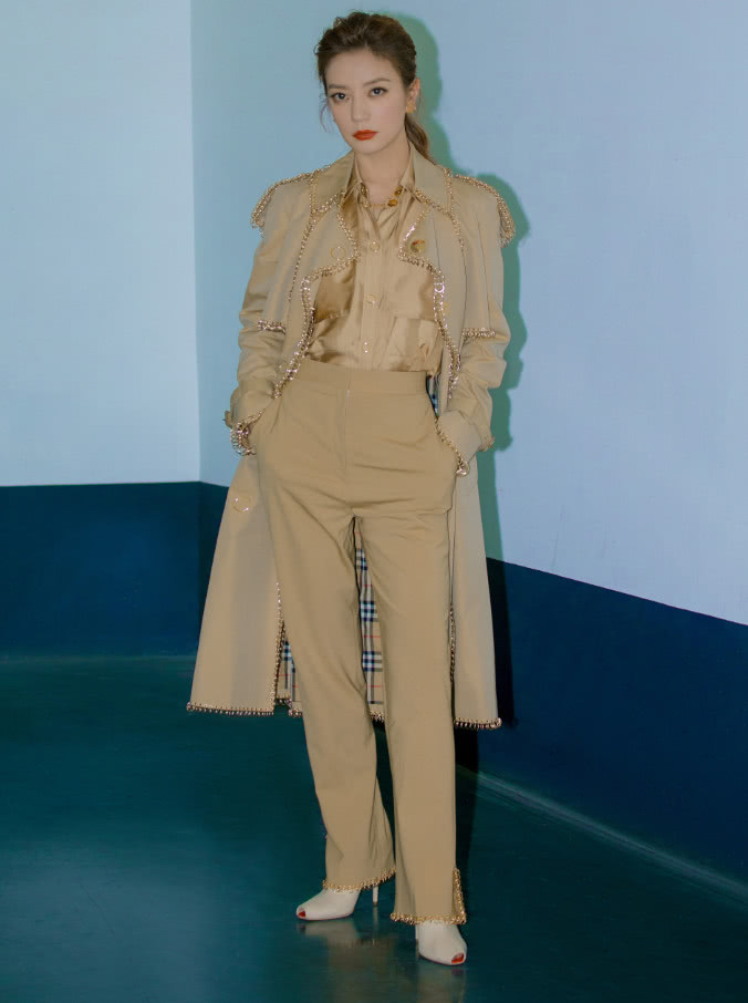 赵薇的时尚我不懂，好好的“冬瓜鞋”非要切个口，是给脚趾呼吸？