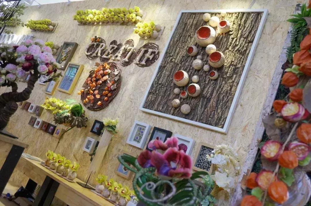 在花园里和鲜花为伴,在花店与鲜花为伴