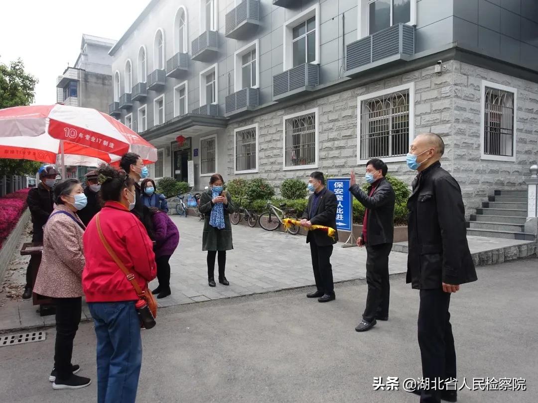 战疫故事丨一封信,一面旗,满满谢意融入道别里