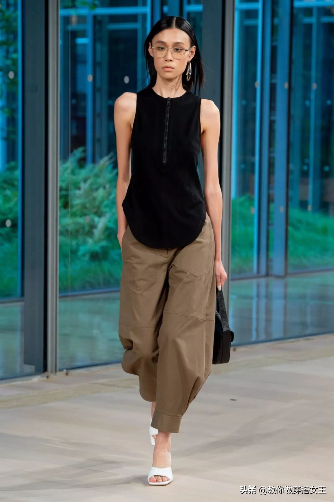 2020最潮搭配少不了这一条工装裤,初秋工装裤搭什么上衣