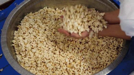 在房间里发射10000颗爆米花,这位日本人真是被居家隔离憋坏了