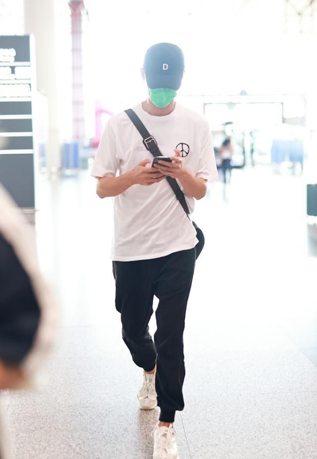 王凯的型男气质抹不掉，白色T恤配束脚裤穿，身材真是没啥挑剔的