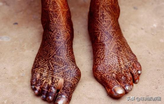 非洲原始部落的“时尚”装扮