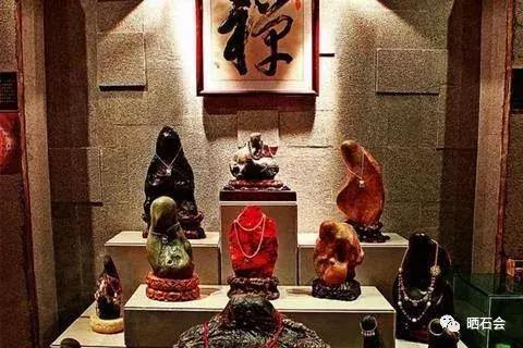 这些奇奇怪怪的奇石让人不忍直视,奇石每一件都是绝无仅有