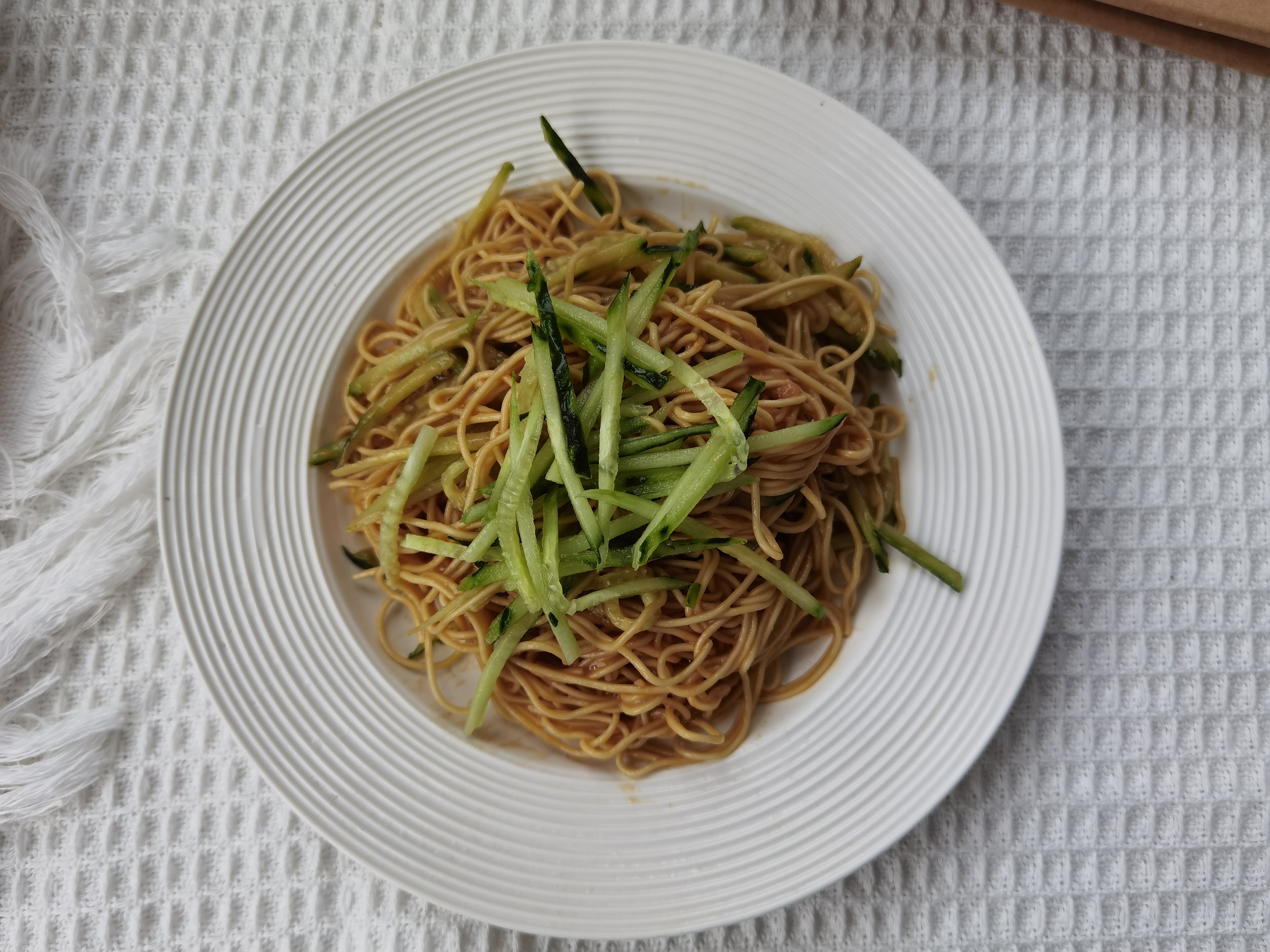天热不爱吃饭吃什么好,夏季必吃这碗芝麻酱凉拌面