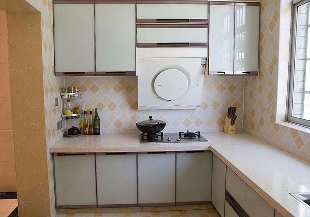 “你剁肉吵到我孙子午休了”，老人上门质问，邻居硬核回怼太解气