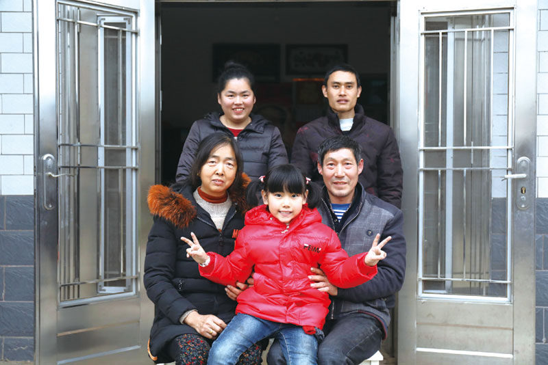 90后村支书为村民拍婚纱照,大三学生寒假免费为村民拍全家福