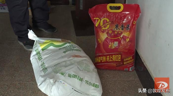 敦煌：抗击战“疫”*党**员干部变身“快递员”