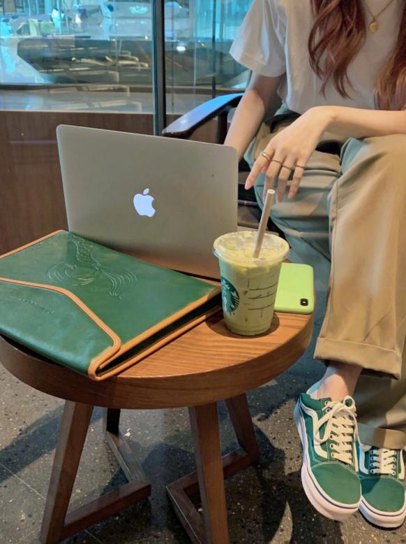 带着杯子去星巴克,星巴克的杯子可以免费打咖啡