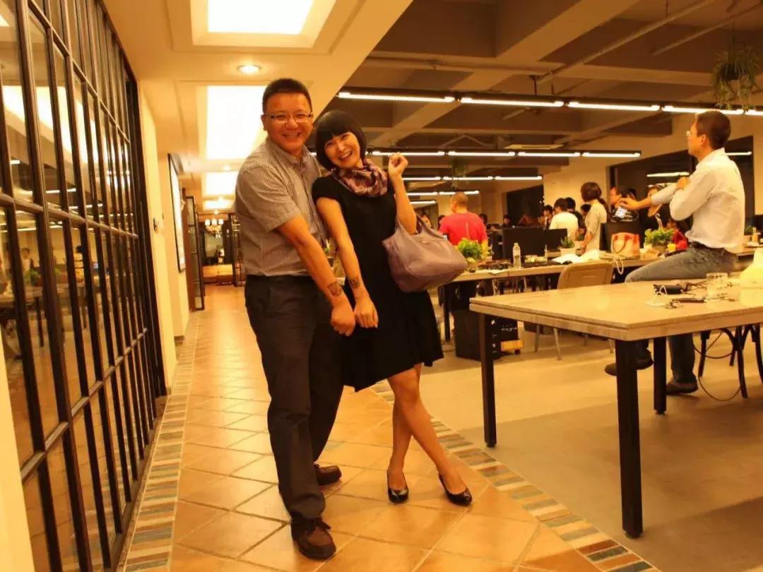 他们就像世界的两极,却爱得惊天动地,坚如磐石……