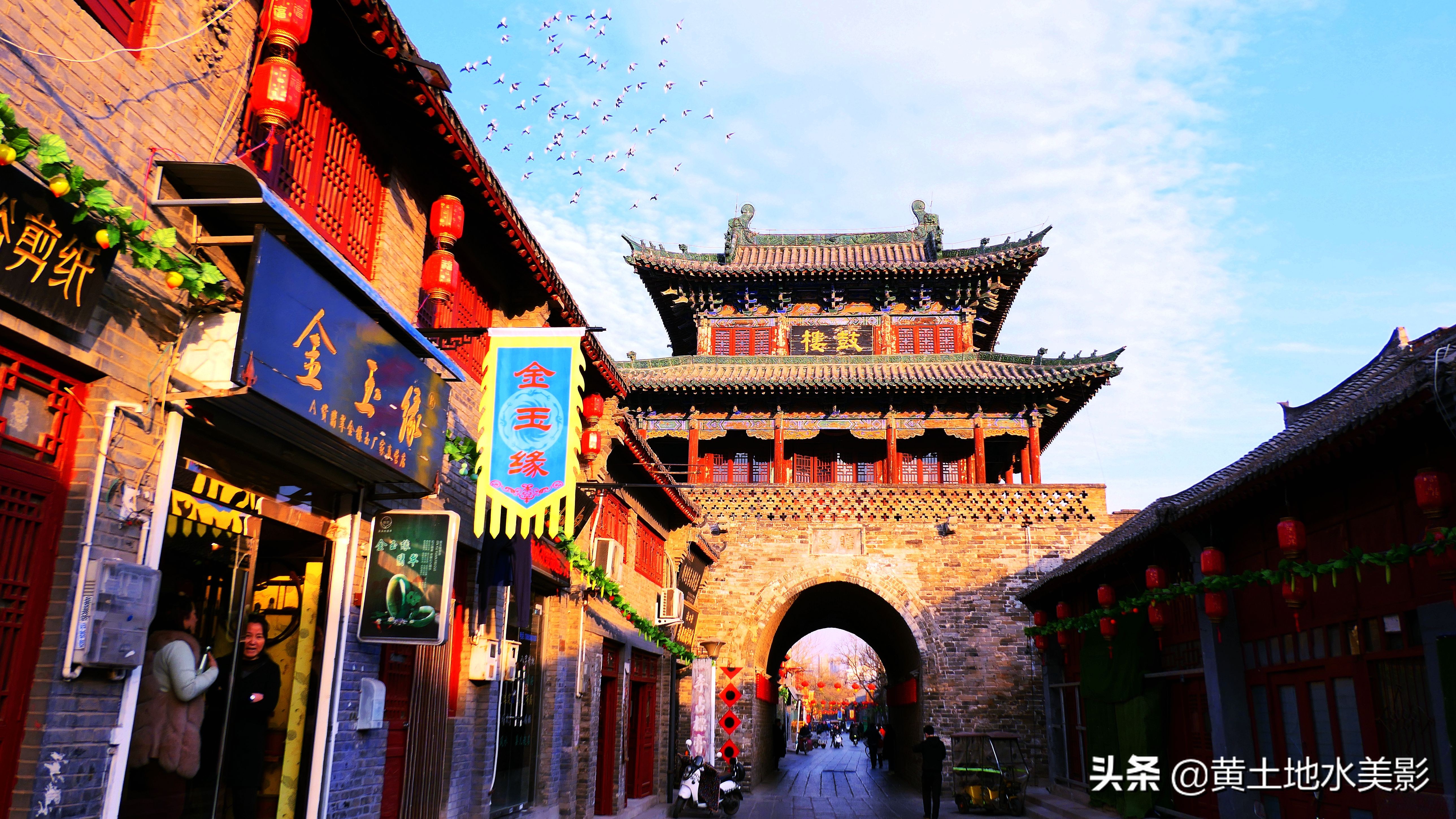 一群鸽子绕鼓楼盘旋,一家老外吃在洛阳,漫步在洛阳老城的街上