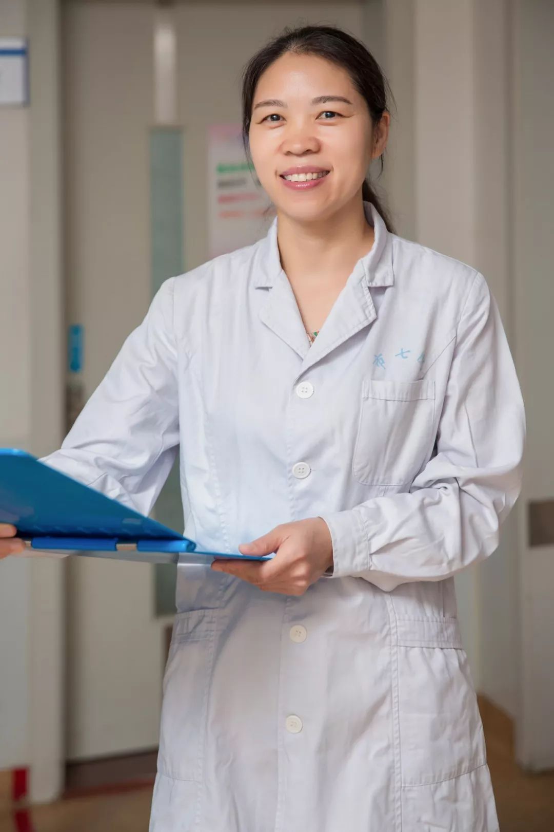 61岁阿姨尿*禁失**，每天都得穿尿不湿出门！经她治疗，如今跳起广场舞