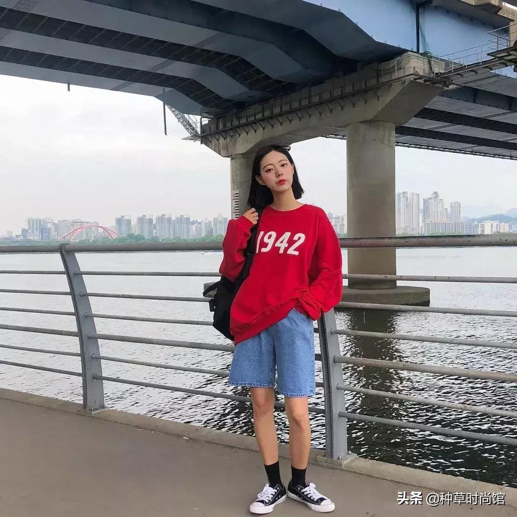 人手一件的卫衣怎么穿才时髦高级,女孩穿什么颜色卫衣洋气