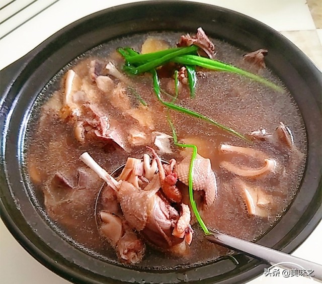 墨鱼能和当归党参黄芪一起炖汤吗,墨鱼汤配什么炖汤